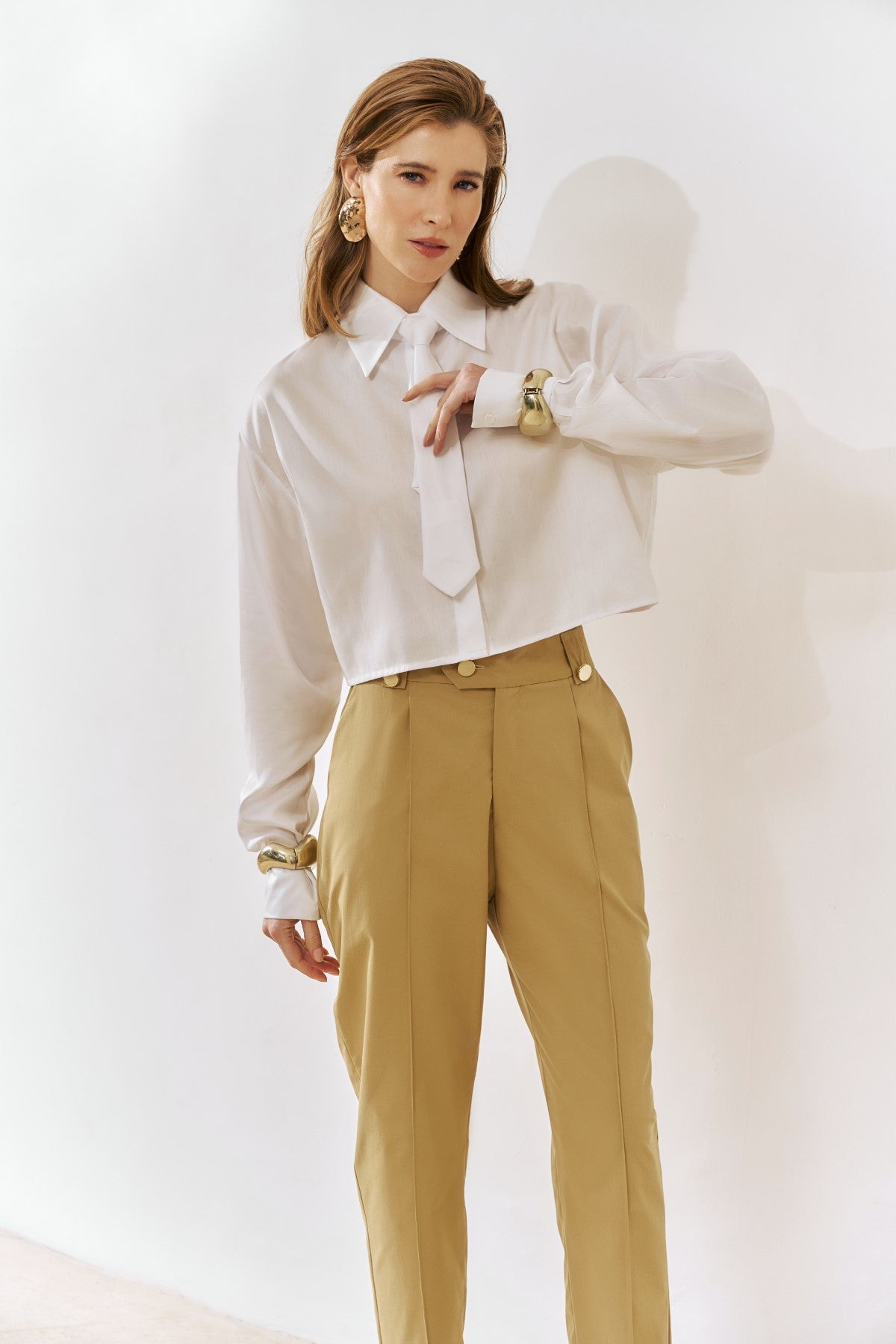 Camisa Cropped com Gravata Branca Anne Fernandes