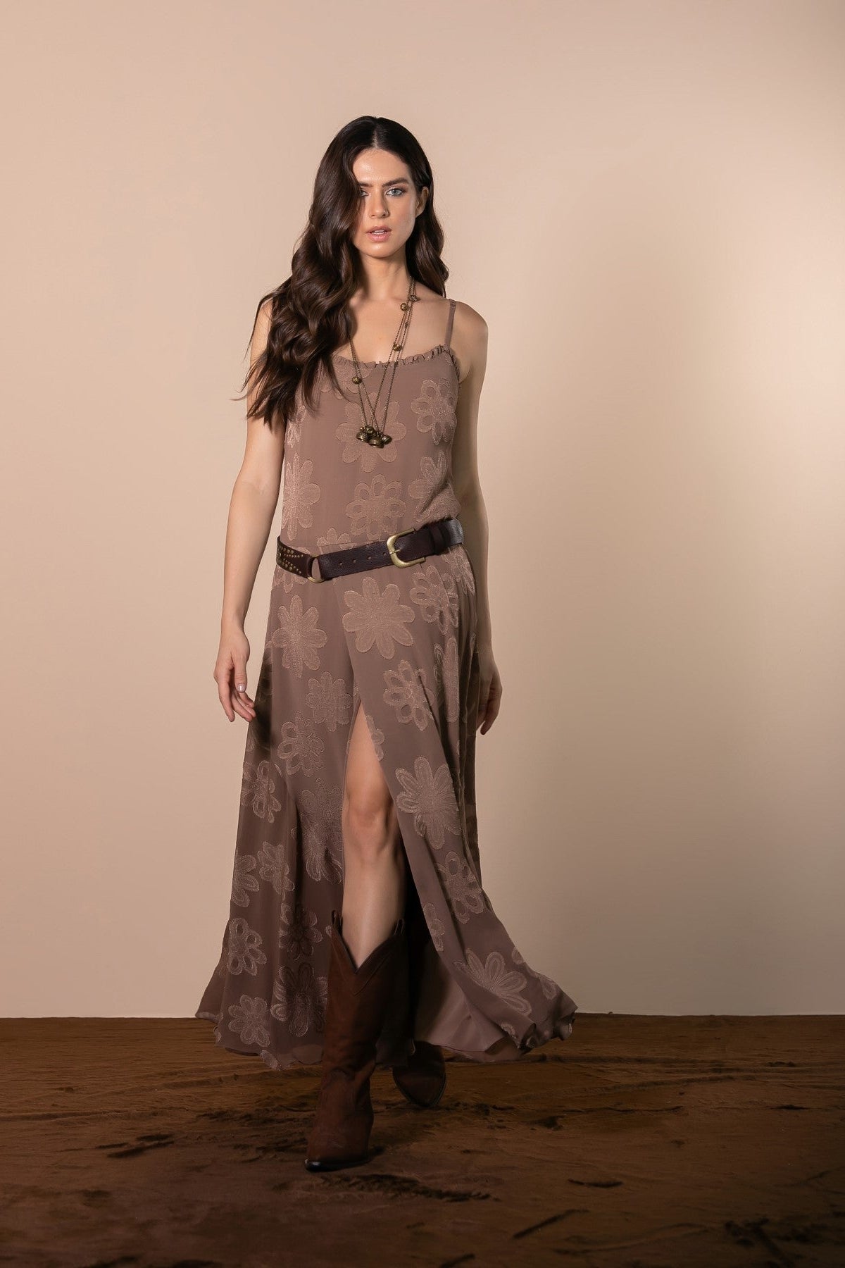 Vestido Longo Jacquard Floral Fenda Marrom Anne Fernandes