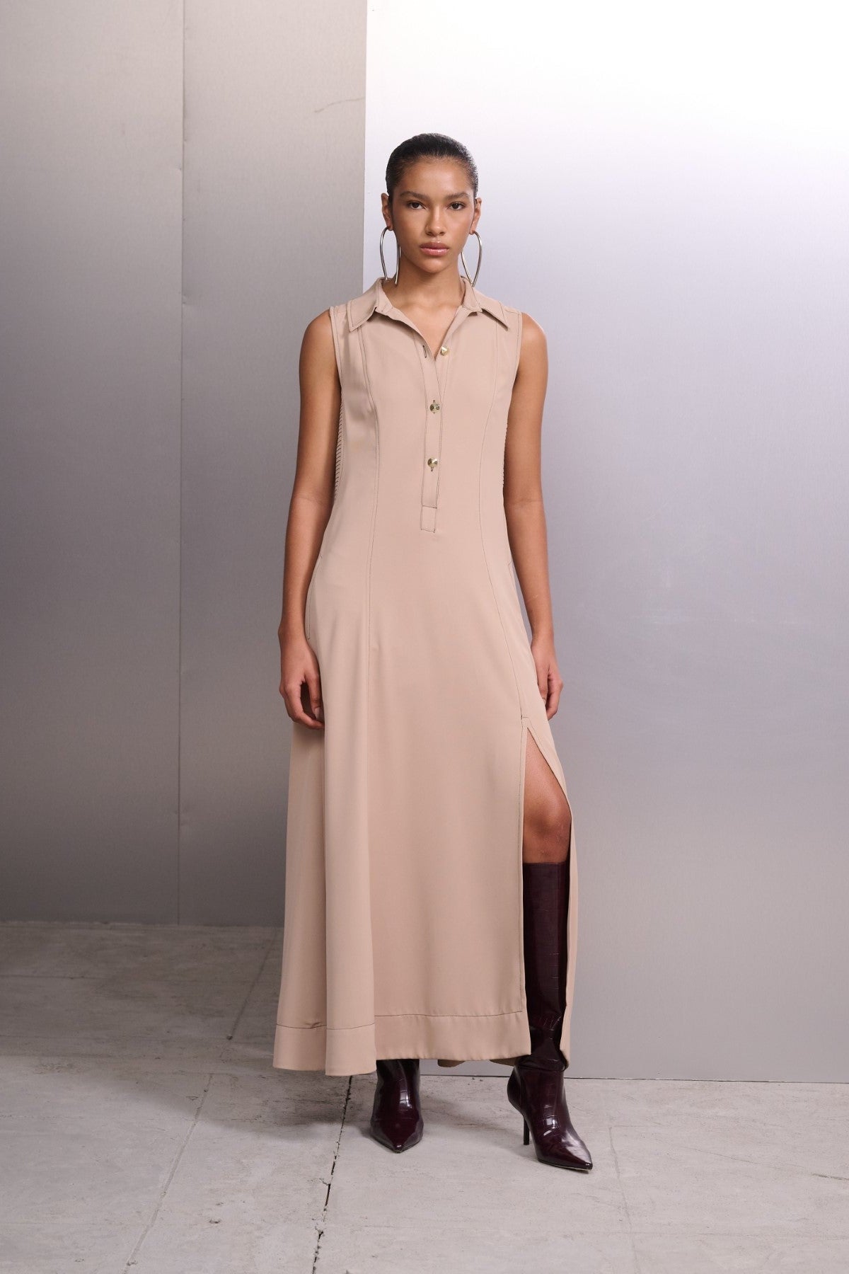 Vestido Longo Sem Manga com Fenda Areia Alphorria
