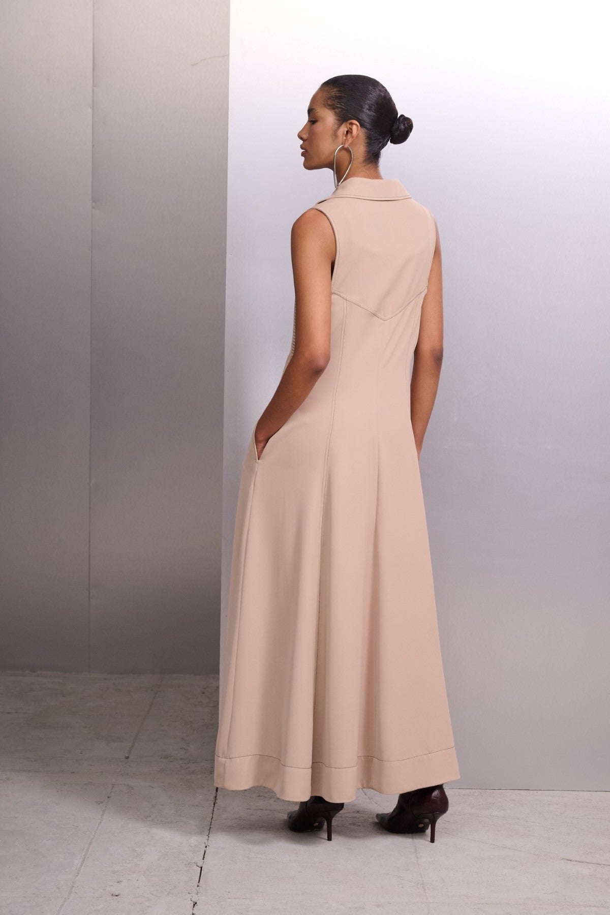 Vestido Longo Sem Manga com Fenda Areia Alphorria